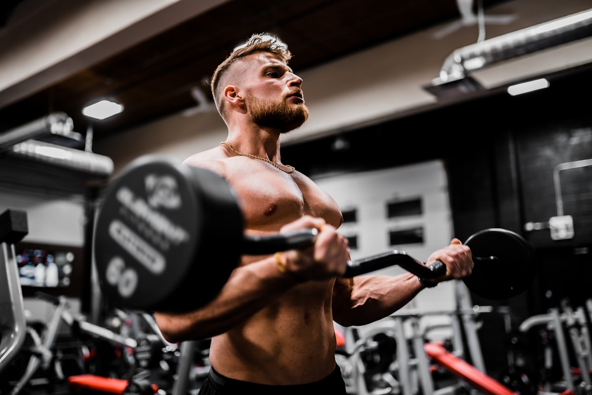 Professional nutrition expert providing guidance on weight management strategies for men